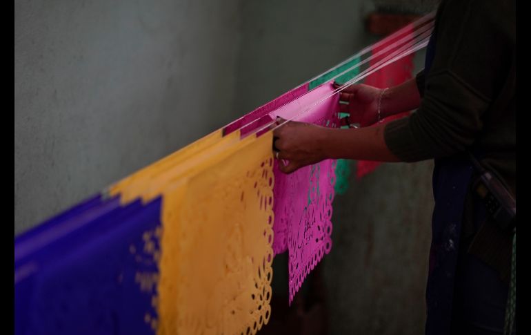Aunque otros utilizan hojas de plástico más duraderas, cortadoras láser o suajes, Yuridia efectúa cada paso a mano, como lo han hecho los artesanos mexicanos durante 200 años. AP/E. Verdugo