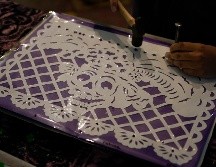 Aunque otros utilizan hojas de plástico más duraderas, cortadoras láser o suajes, Yuridia efectúa cada paso a mano, como lo han hecho los artesanos mexicanos durante 200 años. AP/E. Verdugo