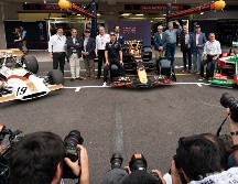 Sergio Pérez apareció apareció de sorpresa en el anuncio de la extensión del contrato. EFE/L. Licona