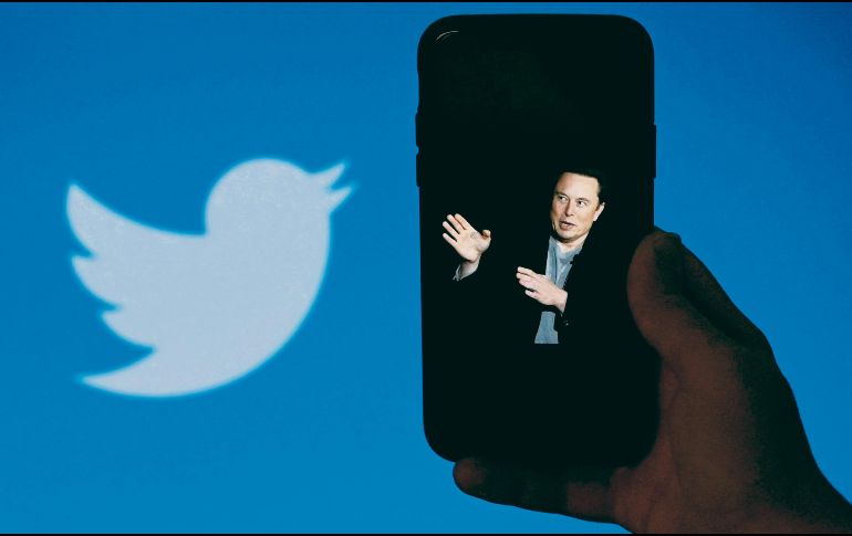 El empresario aparece en la pantalla de un celular durante una presentación de la red social, en Washington, el pasado 22 de octubre. AFP
