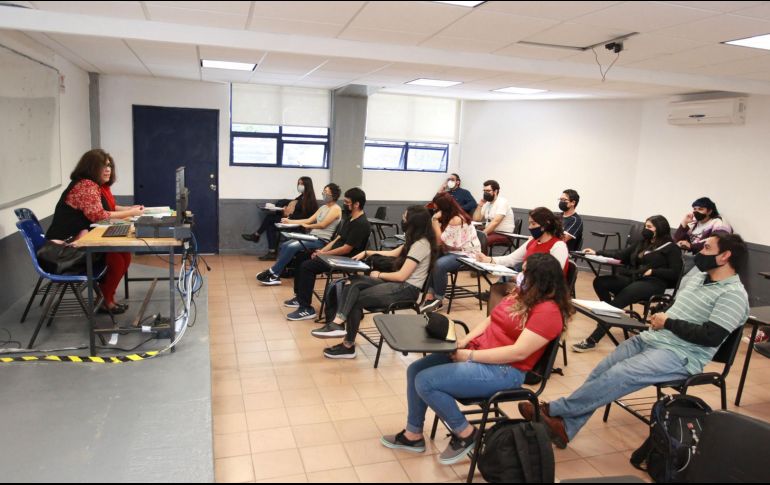 Los profesores y administrativos de los Centros Universitarios temáticos ofrecerán las clases para economizar en sueldos. EL INFORMADOR/Archivo