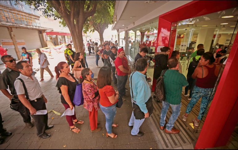 La Secretaría de Hacienda pide a las personas considerar los beneficios que les da guardar su dinero en una institución bancaria. EL INFORMADOR/ Archivo