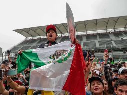 Entre los fanáticos presentes destacó una pequeña niña, quien uniformada con los colores de Red Bull, llamó la atención del piloto mexicano. SUN / D. S. Sánchez
