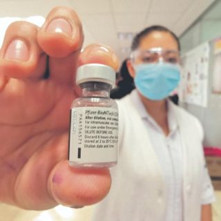 La EMA sugiere que vacunas de Pfizer y Moderna podrían causar reglas abundantes