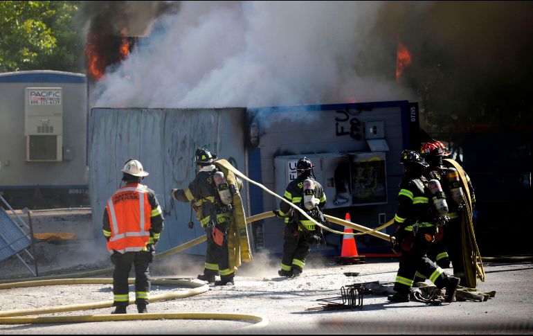Los socorristas que acudieron al lugar hallaron a dos adultos muertos frente a la casa con heridas que 