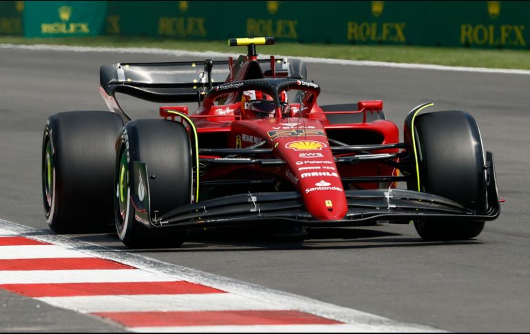 Carlos Sainz, de la escudería Ferrari, marcó los mejores tiempos del Gran Premio de México en el primer día de actividades con público en la tribuna. EFE / J. Méndez