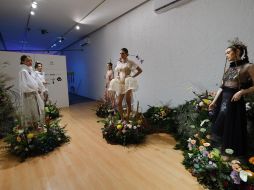 En ‘Rituales’ podrán ver piezas de vestir para mujeres, con algunas transparencias; faldas amplias con textos relacionados con la muerte y también con la esperanza, así como fotografías estampadas. CORTESÍA / SC Jalisco