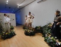 En ‘Rituales’ podrán ver piezas de vestir para mujeres, con algunas transparencias; faldas amplias con textos relacionados con la muerte y también con la esperanza, así como fotografías estampadas. CORTESÍA / SC Jalisco