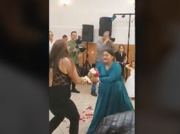 Mujeres se pelean por el ramo de novia y caen al piso