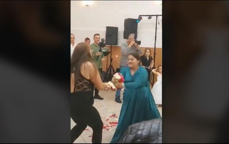 Mujeres se pelean por el ramo de novia y caen al piso