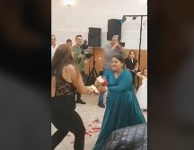 Mujeres se pelean por el ramo de novia y caen al piso