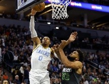 Russell Westbrook ha tenido un desacostumbrado bajo nivel de juego; anoche fue suplente y rompió la racha de mil siete juegos consecutivos como titular. AFP/D. Berding