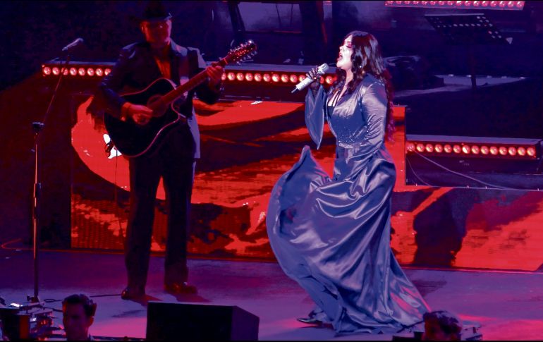 La cantante lució hermosa en un atuendo morado. EL INFORMADOR/ A. Camacho