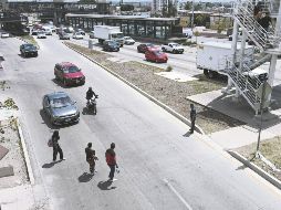 Ante la falta de infraestructura vial y agentes de tránsito que disminuyan la rapidez del flujo vehicular, las personas se ponen en peligro al cruzar la lateral del Periférico Norte a la altura de la calle División del Norte. EL INFORMADOR/A. Navarro