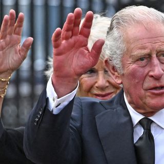 ¿Cómo se la lleva el rey Carlos III con sus hijastros?