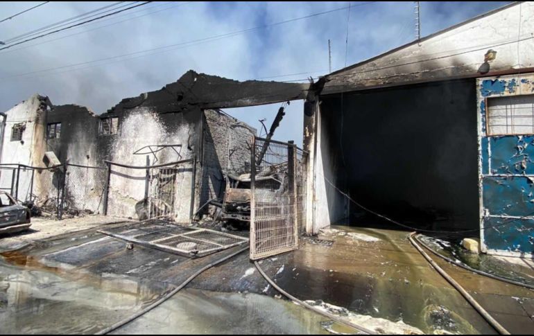 Ya está controlado el incendio en una fábrica de solventes de Tlaquepaque. ESPECIAL / Protección Civil Jalisco
