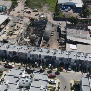 Incendio consume fábrica y deja daños en 8 casas y 7 autos