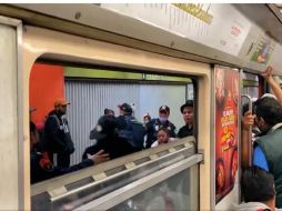 Los presuntos comerciantes intentan lanzarse puñetazos y patadas, pero son intervenidos por los policías. ESPECIAL/CAPTURA DE VIDEO