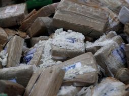 Durante el allanamiento se localizaron cientos de envoltorios de forma rectangular que contenían dos mil 355 kilos de cocaína. EFE/ARCHIVO