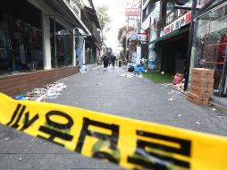 Las autoridades tratan de determinar la causa del suceso, que según testigos presenciales se originó por una acumulación excesiva de gente en un estrecho callejón. EFE /