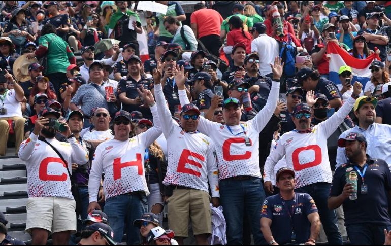 Aficionados apoyan a Checo Pérez en el Gran Premio de México 2022. AFP / R. Arangua