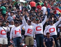 Aficionados apoyan a Checo Pérez en el Gran Premio de México 2022. AFP / R. Arangua