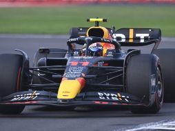 El público espera que Checo logre superar a Hamilton y quedar por detrás de Verstappen, para intentar la hazaña de ganar el evento en casa. AFP / R. Arangua