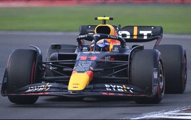 El público espera que Checo logre superar a Hamilton y quedar por detrás de Verstappen, para intentar la hazaña de ganar el evento en casa. AFP / R. Arangua