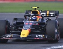 El público espera que Checo logre superar a Hamilton y quedar por detrás de Verstappen, para intentar la hazaña de ganar el evento en casa. AFP / R. Arangua