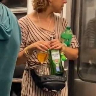 Mujer sorprende viajando en el Metro con una copa de whisky (VIDEO)