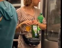 En el video se ve que la mujer sostiene una copa, una botella de whisky y un refresco. ESPECIAL