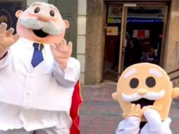 Tras realizar un excelente baile con un buen ritmo, Ponchito se retiró la cabeza de la botarga y mostró una enorme sonrisa, pues había cumplido ese gran sueño. ESPECIAL