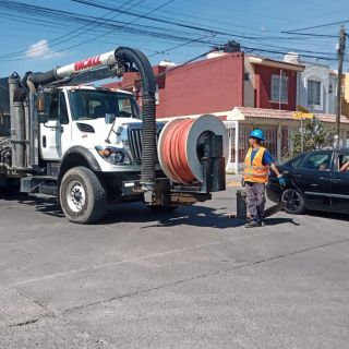 Limpian solvente de drenaje de fábrica incendiada para evitar una explosión
