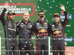 El primer lugar lo consiguió Max Verstappen (centro derecha), Lewis Hamilton fue segundo (izquierda), mientras que Checo Pérez (derecha) se quedó con el tercer lugar del Gran Premio de la Ciudad de México. AFP