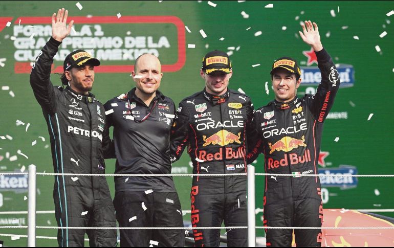 El primer lugar lo consiguió Max Verstappen (centro derecha), Lewis Hamilton fue segundo (izquierda), mientras que Checo Pérez (derecha) se quedó con el tercer lugar del Gran Premio de la Ciudad de México. AFP