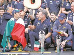 Helmut Marko (derecha), aceptó que el resultado para Pérez en la Ciudad de México pudo haber sido mucho mejor de no haber sido por una falla en pits. ESPECIAL