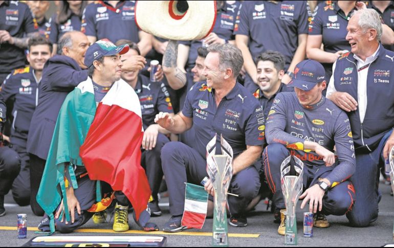 Helmut Marko (derecha), aceptó que el resultado para Pérez en la Ciudad de México pudo haber sido mucho mejor de no haber sido por una falla en pits. ESPECIAL