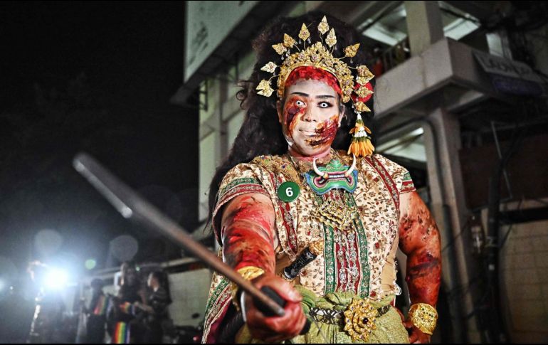 Transeúntes disfrazados se reúnen durante las celebraciones de Halloween en la popular calle Khaosan Road en Bangkok. AFP / L. Suwanrumpha