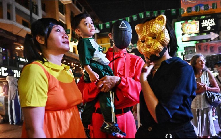 Transeúntes disfrazados se reúnen durante las celebraciones de Halloween en la popular calle Khaosan Road en Bangkok. AFP / L. Suwanrumpha