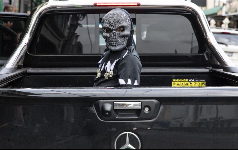 Una persona disfrazada para de Halloween en Melbourne, Australia. EFE / D. Fedele