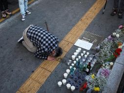 Una persona rinde homenaje a las víctimas cerca del lugar donde tuvo lugar la tragedia durante las festividades de Halloween, en Seúl. REUTERS