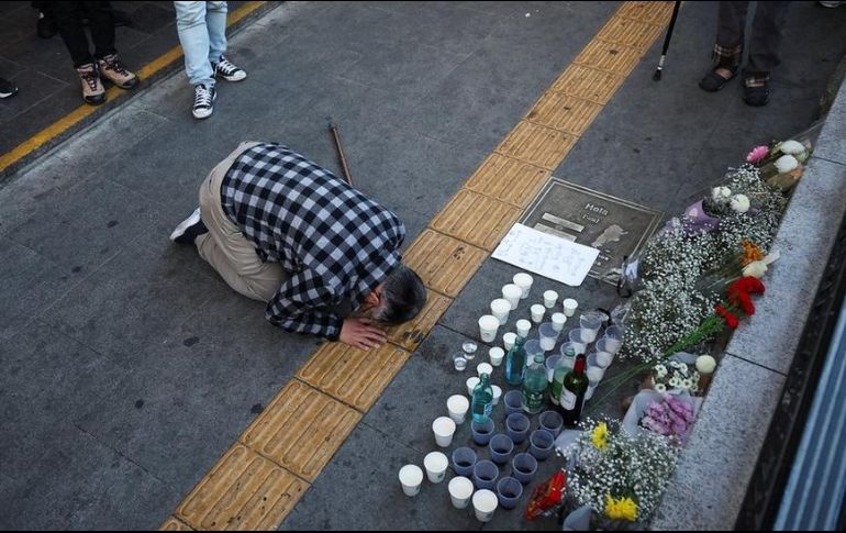 Una persona rinde homenaje a las víctimas cerca del lugar donde tuvo lugar la tragedia durante las festividades de Halloween, en Seúl. REUTERS