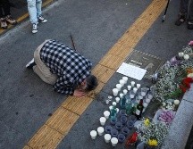 Una persona rinde homenaje a las víctimas cerca del lugar donde tuvo lugar la tragedia durante las festividades de Halloween, en Seúl. REUTERS
