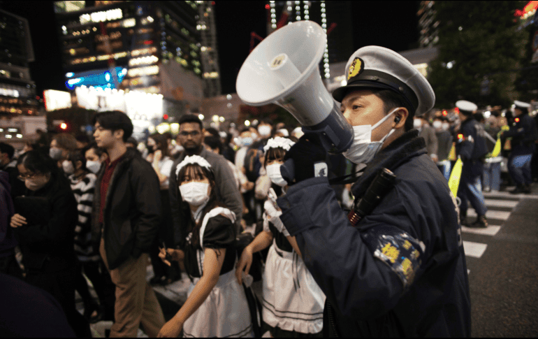 En Tokio, Japón, un gran número de fuerzas policiales y personal de seguridad fueron enviados a las calles después de la tragedia en Itaewon, Corea del Sur, el pasado sábado. EFE / F. Robinchon