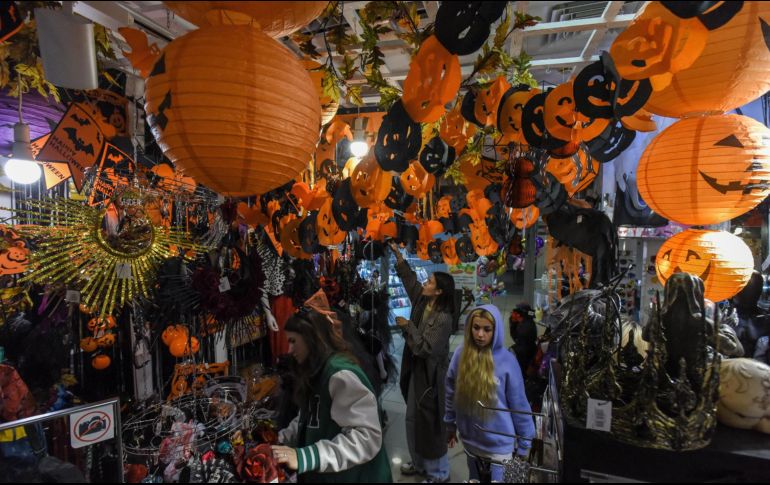 La gente compra decoración para Halloween en Kiev, Ucrania. Las celebraciones también son populares en este país. EFE / O. Petrasyuk