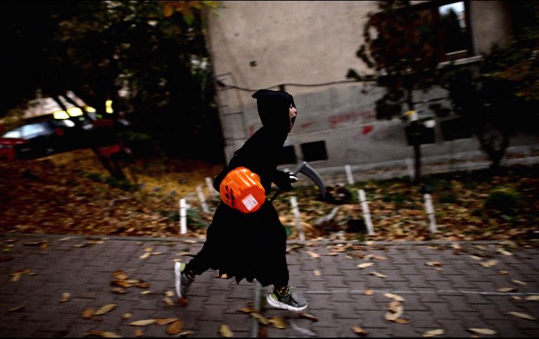 Un niño disfrazado corre durante el Halloween en Sofía, Bulgaria. EFE / V. Donev