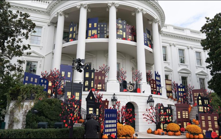 La Casa Blanca luce decoración de Halloween antes de que los niños acudan disfrazados esta noche en Washington, Estados Unidos. AP / A. Brandon