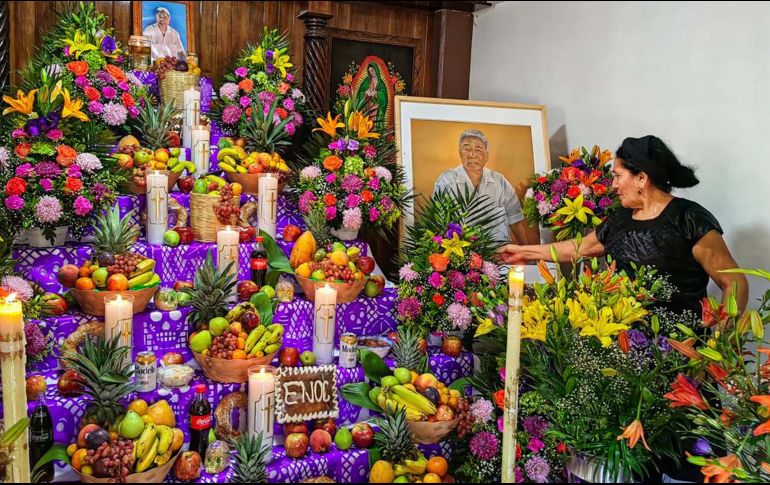 En el Día de Muertos, millones de personas honran a sus antepasados en un festivo y florido homenaje. SUN