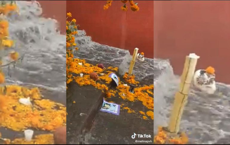 En un video se observa cómo el agua arrastra con las flores de cempasúchil colocadas en la calle Abasolo. TikTok / @melinapvh