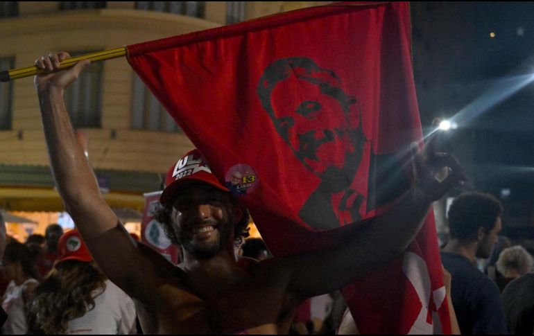 Con el 100% de las urnas escrutadas, Lula ganó las presidenciales del domingo por un ajustado margen al recibir el 50.9% de los votos frente al 49.1% que obtuvo el actual gobernante, Jair Bolsonaro. AFP / P. Porciuncula